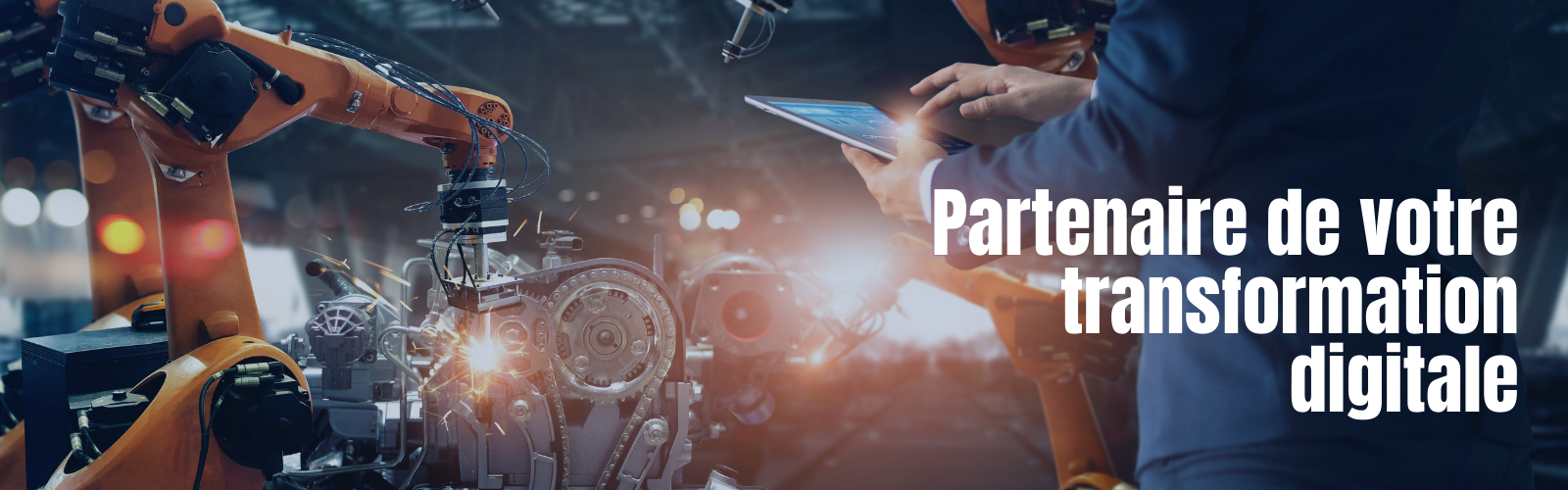 Image illiustrant à gauche des bras mécaniques dans une industrie, à droite une personne tenant une tablette à la main. Repésentation de la technologie