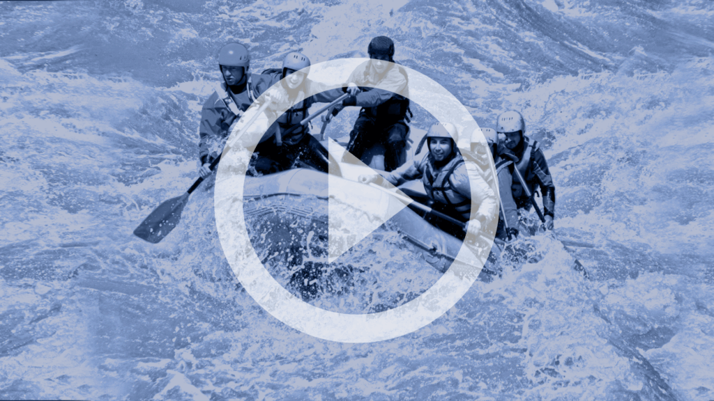 Visuel de présentation Storyline : une équipe en rafting affrontant des rapides, symbolisant le travail collaboratif, le dépassement de soi et la dynamique de groupe, avec une icône de lecture vidéo au centre.