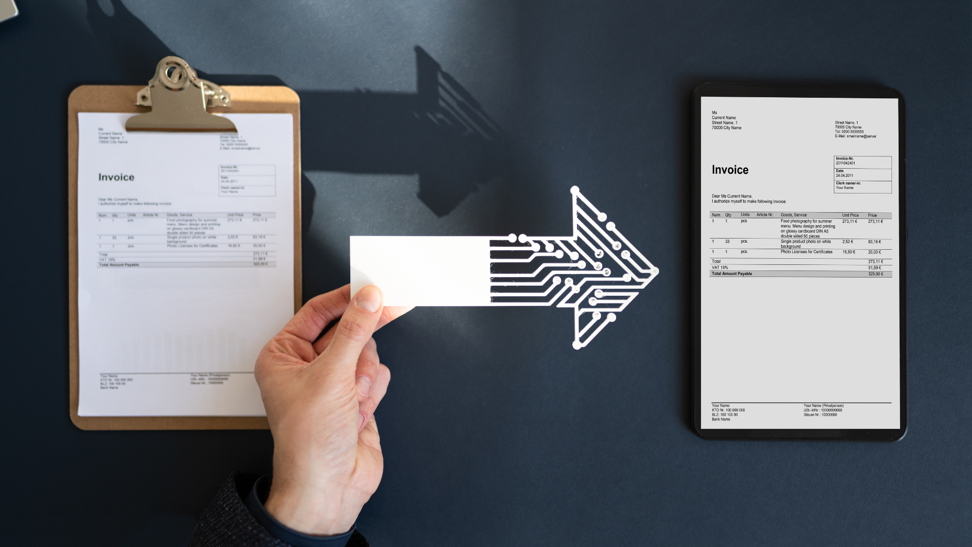 Transition numérique de la facturation : une facture papier sur clipboard convertie en facture électronique affichée sur une tablette, illustrant la dématérialisation et l’automatisation des processus de e-invoicing.